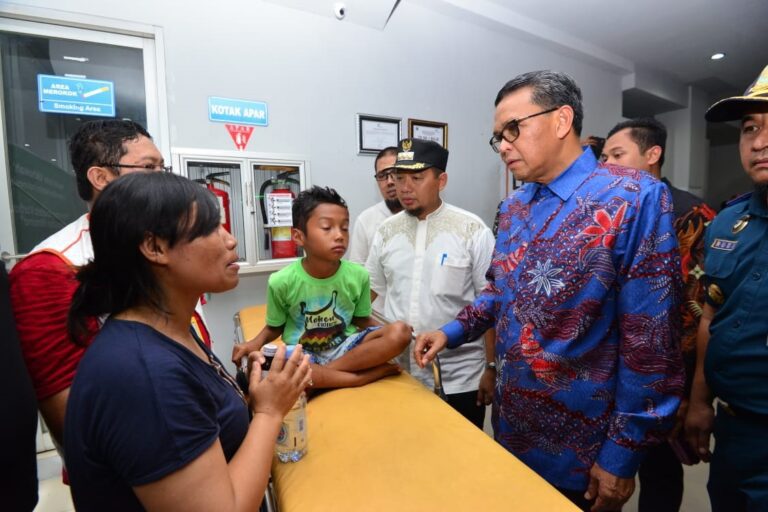 Gubernur Sulsel Jemput Pengungsi Wamena di Pelabuhan 7 Gubernur Sulsel Jemput Pengungsi Wamena di Pelabuhan 1
