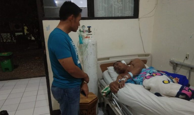 Wujud Kepedulian, Kapolres Pangkep Jenguk Anggotanya yang Terbaring di RS Bhayangkara Makassar 6 Kapolres Pangkep 1