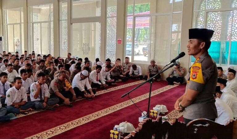 Demi Kelancaran Aktivitas Masyarakat, Kapolres Pangkep Pantau Langsung Arus Lalu Lintas 7 Kapolres Pangkep
