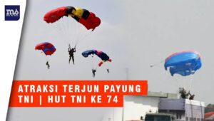 Menegangkan! Detik-detik Aksi Terjun Payung HUT TNI ke-74
