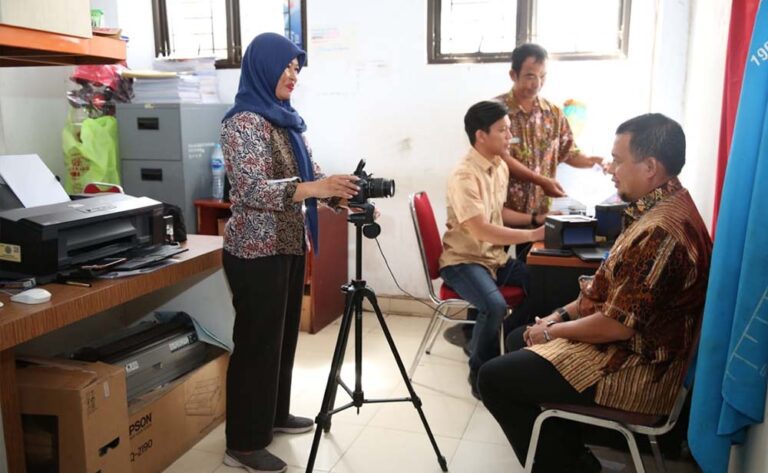 Sidak Kecamatan Tamalate, PJ Walikota Makassar Ikut Foto E-KTP 8 PJ Walikota Makassar