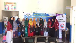 Mahasiswa PKIP FKM Unhas Latih Kader Posyandu Kelurahan Kodingareng