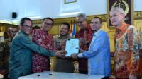Disaksikan Gubernur NA, GMTD Serahkan Dokumen Jalan Metro Tanjung ke Pemkot Makassar