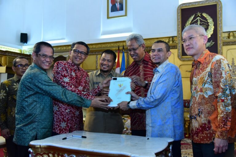 Disaksikan Gubernur NA GMTD Serahkan Dokumen Jalan Metro Tanjung ke Pemkot Makassar 1