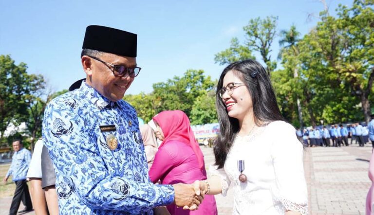 Serahkan Satya Lencana ke 240 ASN Lingkup Pemprov, Gubernur Tekankan Terus Berinovasi 8 Gubernur Sulawesi Selatan 3