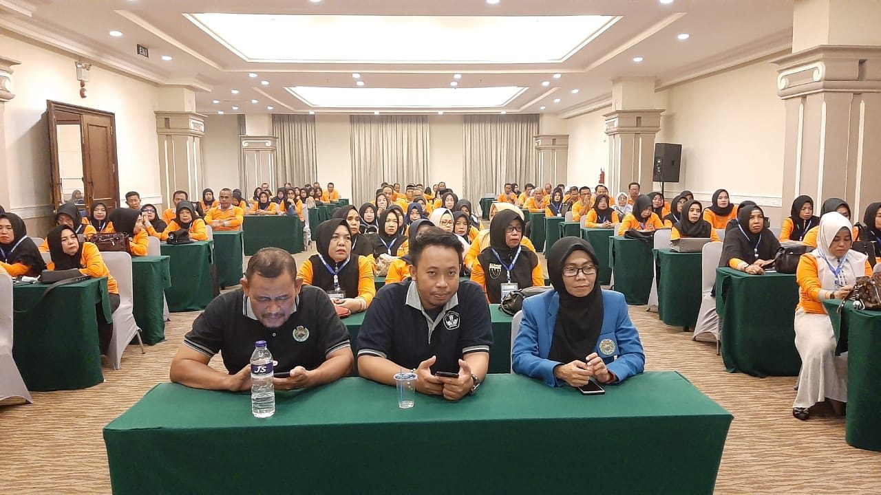 Ketua LPD UIM Resmi Menutup Diklat Penguatan Kepala Sekolah 2