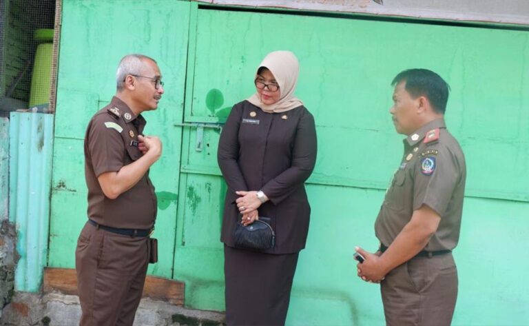 Kasatpol PP Bersama Biro Aset, Lakukan Penertiban Aset di Jalan Karunrung 5 Aset Sulsel