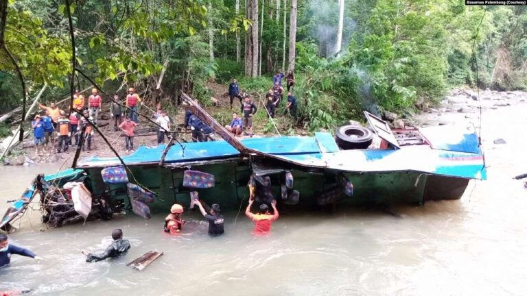 Bus Sriwijaya yang terjun ke sungai Lematang 1