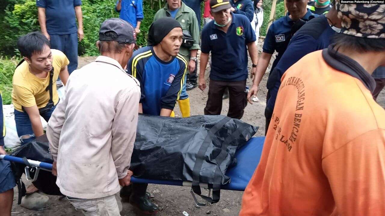 Jumlah Korban Tewas Bus Sriwijaya Bertambah Jadi 35, Pencarian Masih Berlangsung 2 Bus Sriwijaya yang terjun ke sungai Lematang 3