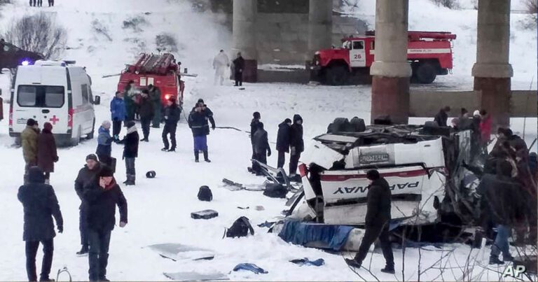 Bus Tergelincir ke Sungai yang Beku di Siberia, 19 Tewas 7 Bus Tergelincir ke Sungai yang Beku di Siberia