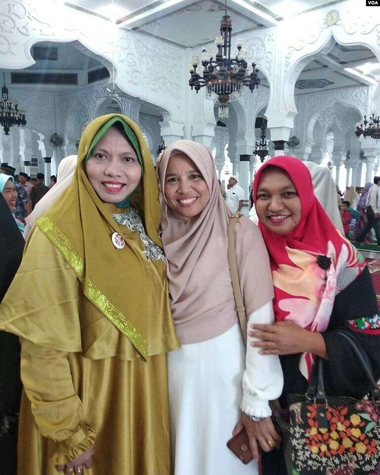 15 Tahun Pasca Gempa dan Tsunami Aceh, Sudahkah Warga Sadar Bencana? 2 Dr. Ir. Dzarnisa Araby MS. paling kiri yang kini menjadi dosen di Unsyiah Banda Aceh.