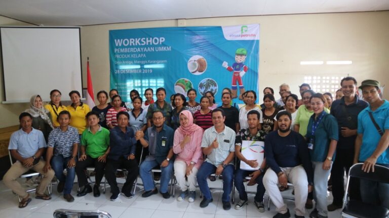 Elnusa Petrofin Kembangkan Ekonomi UMKM Warga Antiga, Bali melalui Produk Virgin Coconut Oil 8 Foto Bersama Masyarakat sekitar Integrated Fuel Terminal Manggis dan Tim Elnusa Petrofin