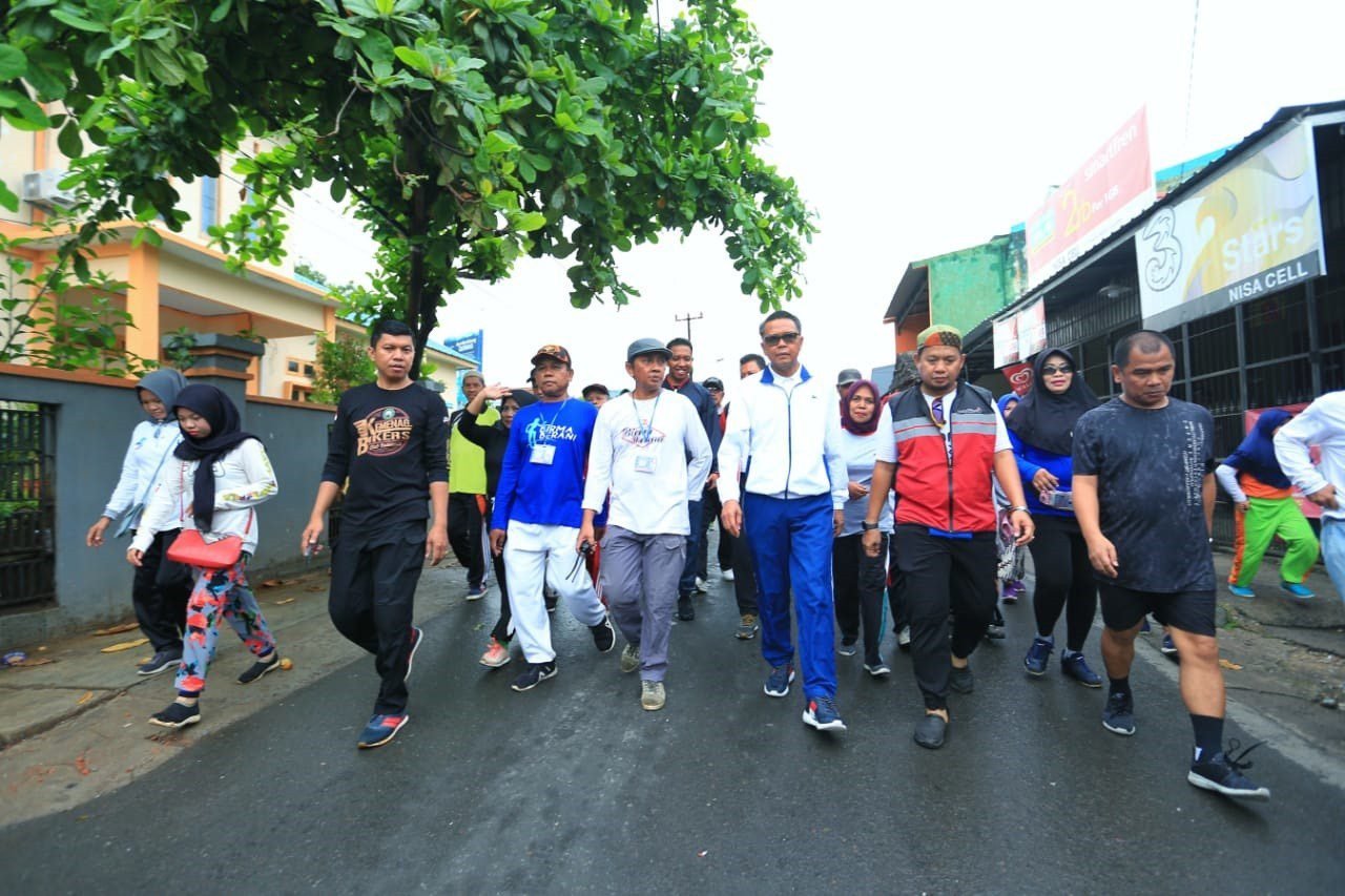 Gubernur bersama Iqbal Suhaeb, Lepas Jalan Sehat & Tanam 1000 Pohon di HUT ke-3 Biring Romang