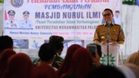 Hadiri Peletakan Batu Pertama Masjid Nurul Ilmi Unismuh Palopo, Gubernur Serahkan Bantuan Rp1 miliar