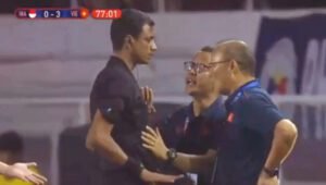 VIDEO: Wasit Beri Kartu Merah ke Pelatih Timnas Vietnam diberi Kartu Merah