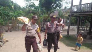 Kapolsubsektor Bontonompo Selatan Gowa Salurkan Bantuan Sembako ke Warga Korban Kebakaran