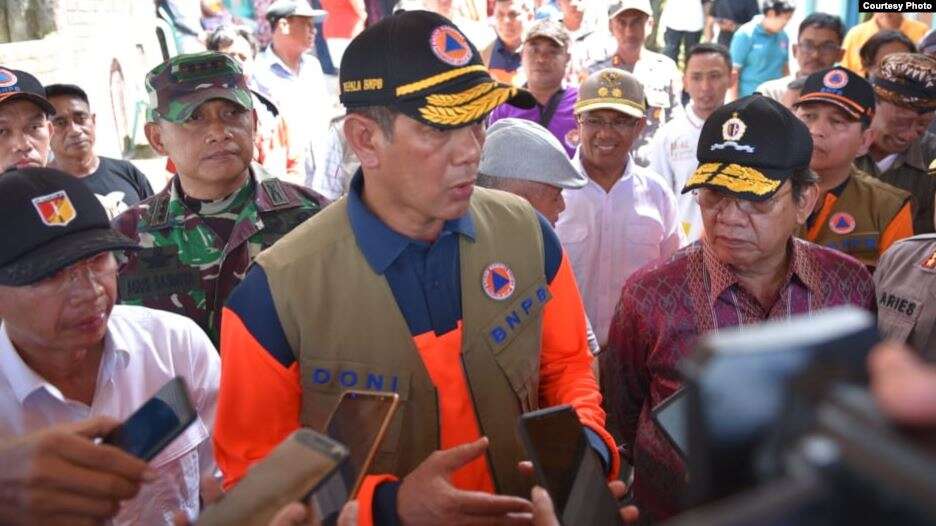 15 Tahun Pasca Gempa dan Tsunami Aceh, Sudahkah Warga Sadar Bencana? 4 Kepala BNPB Letjen TNI Doni Monardo berbicara dengan warga yang baru terkena bencana