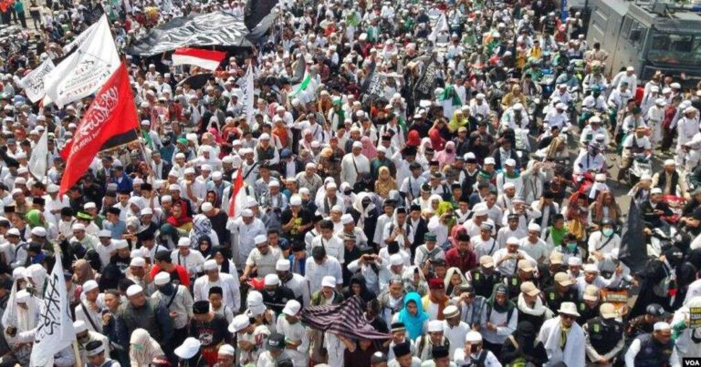 Penista Agama Terus Terjadi 2 Persaudaraan Alumni 212 berdemonstrasi di depan kantor Bareskrim Polri