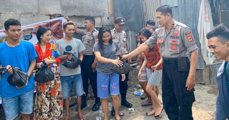Personel Bagops Polres Gowa, Berbagi Berkah ke Warga Prasejahtera 6 Personel Bagops Polres Gowa Berbagi Berkah ke Warga Prasejahtera