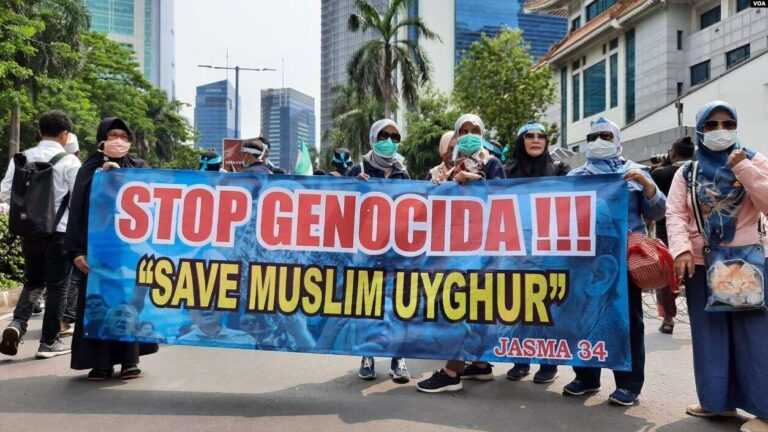 Ratusan Massa Berunjuk Rasa Bela Uighur di Depan Kedubes China 9 Ratusan Massa Berunjuk Rasa Bela Uighur di Depan Kedubes China 2