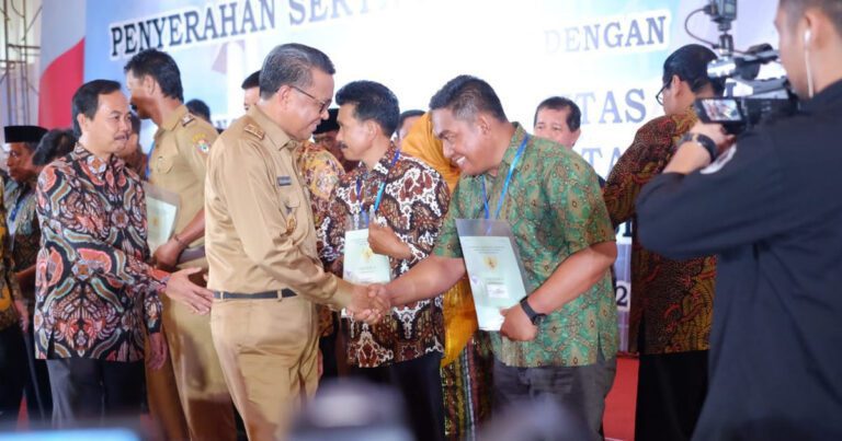 Serahkan 3000 Sertifikat Tanah, Gubernur harap bisa Dimanfaatkan Sebaik-Baiknya 8 Serahkan 3000 Sertifikat Tanah Gubernur harap bisa Dimanfaatkan Sebaik Baiknya