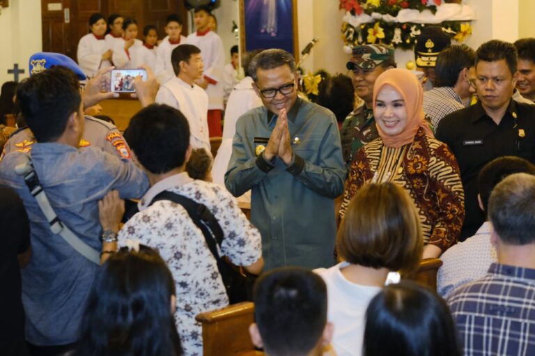 Tinjau Suasana Misa Natal, Gubernur Harap Semua Kondisi Damai & Ekonomi Sulsel Makin Baik 8 Tinjau Suasana Misa Natal Gubernur Harap Semua Kondisi Damai Ekonomi Sulsel Makin Baik 3