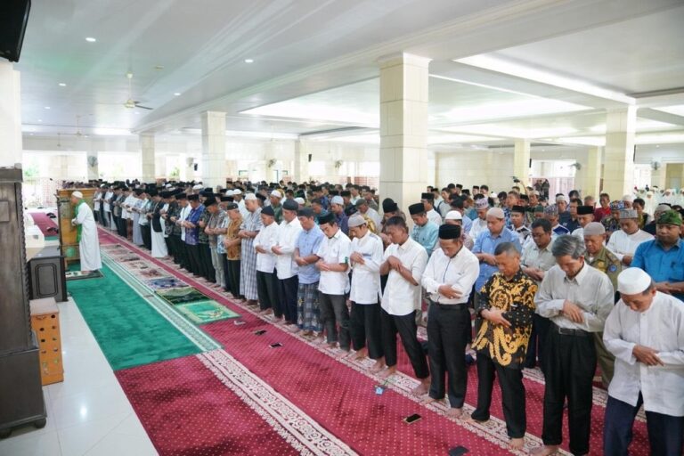 Wagub Andi Sudirman Laksanakan Shalat Gerhana Matahari di Masjid Raya 2 Wagub Andi Sudirman Laksanakan Shalat Gerhana Matahari di Masjid Raya 2
