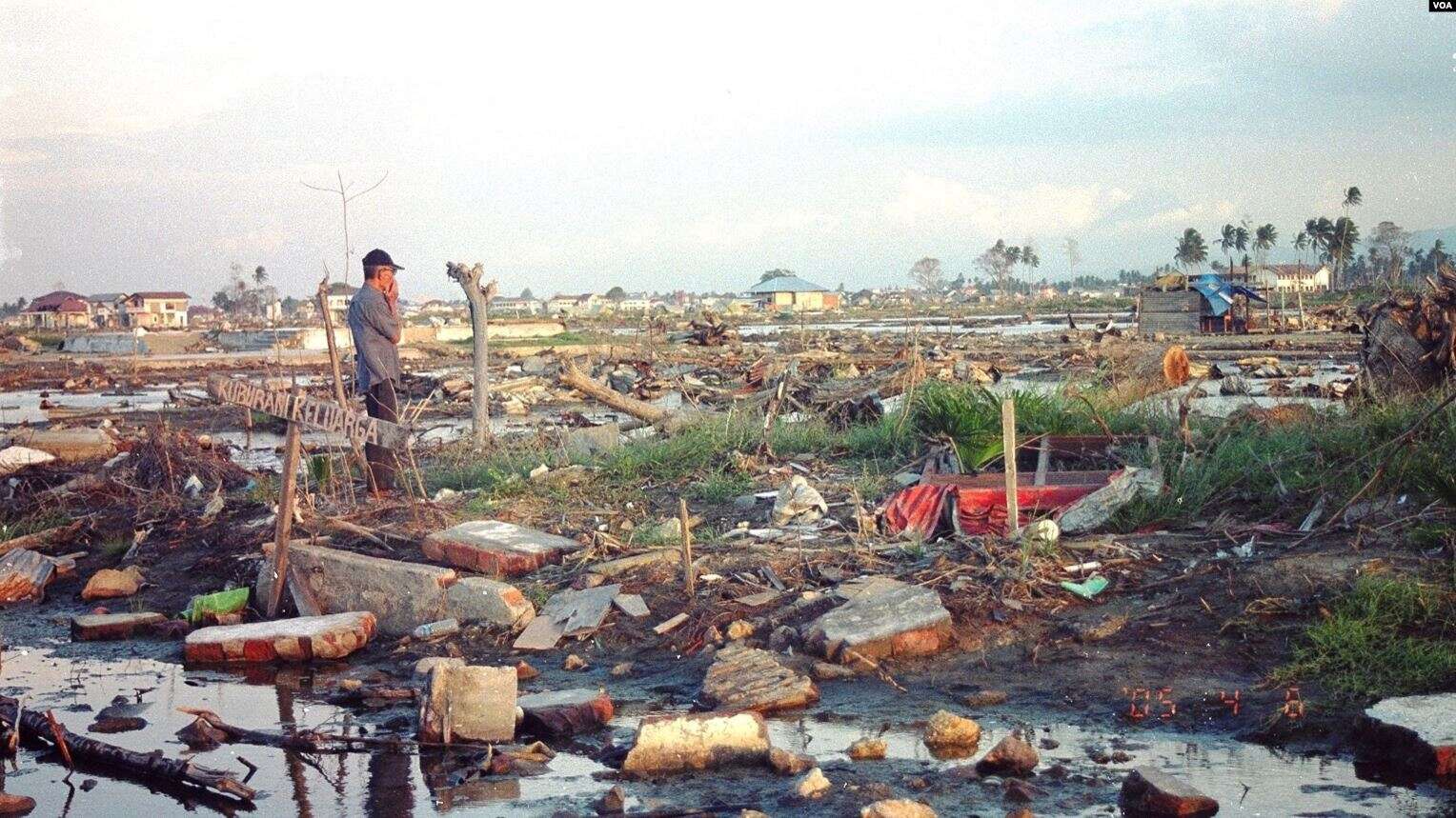 15 Tahun Pasca Gempa dan Tsunami Aceh, Sudahkah Warga Sadar Bencana? 3 Warga meratapi kampungnya pasca tsunami