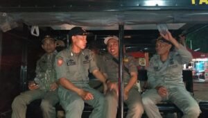 Didampingi Kasatpol, Gubernur Sulsel Silaturahmi dan Keliling Dimalam Natal