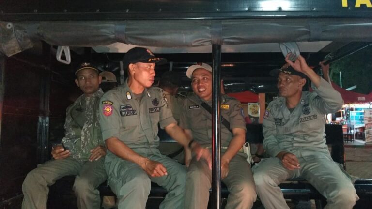 Didampingi Kasatpol, Gubernur Sulsel Silaturahmi dan Keliling Dimalam Natal 3 WhatsApp Image 2019 12 25 at 09.15.18