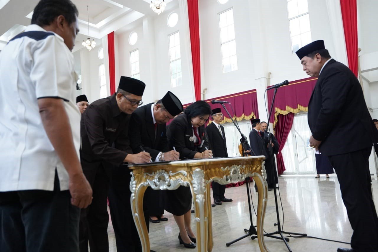 Lantik 12 Pejabat Eselon II & III, Sekprov : Ini Hanya Penyegaran Organisasi