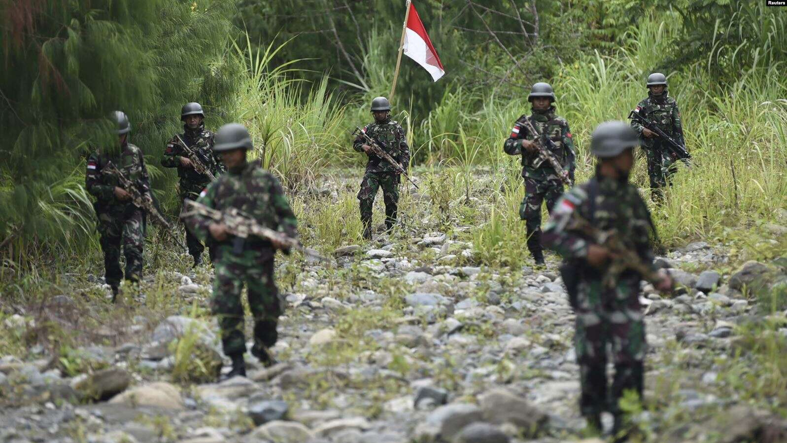 Anggota TNI berpatroli di wilayah perbatasan Papua Nugini dan Indonesia di Waris Keerom Provinsi Papua