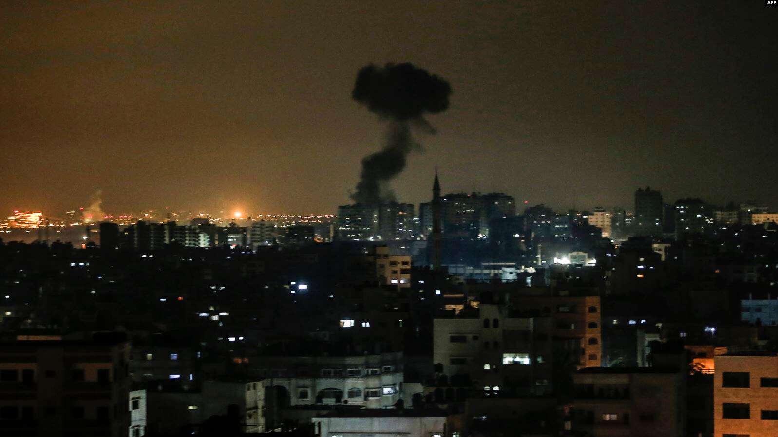 Asap membubung menyusul serangan udara Israel terhadap Kota Gaza