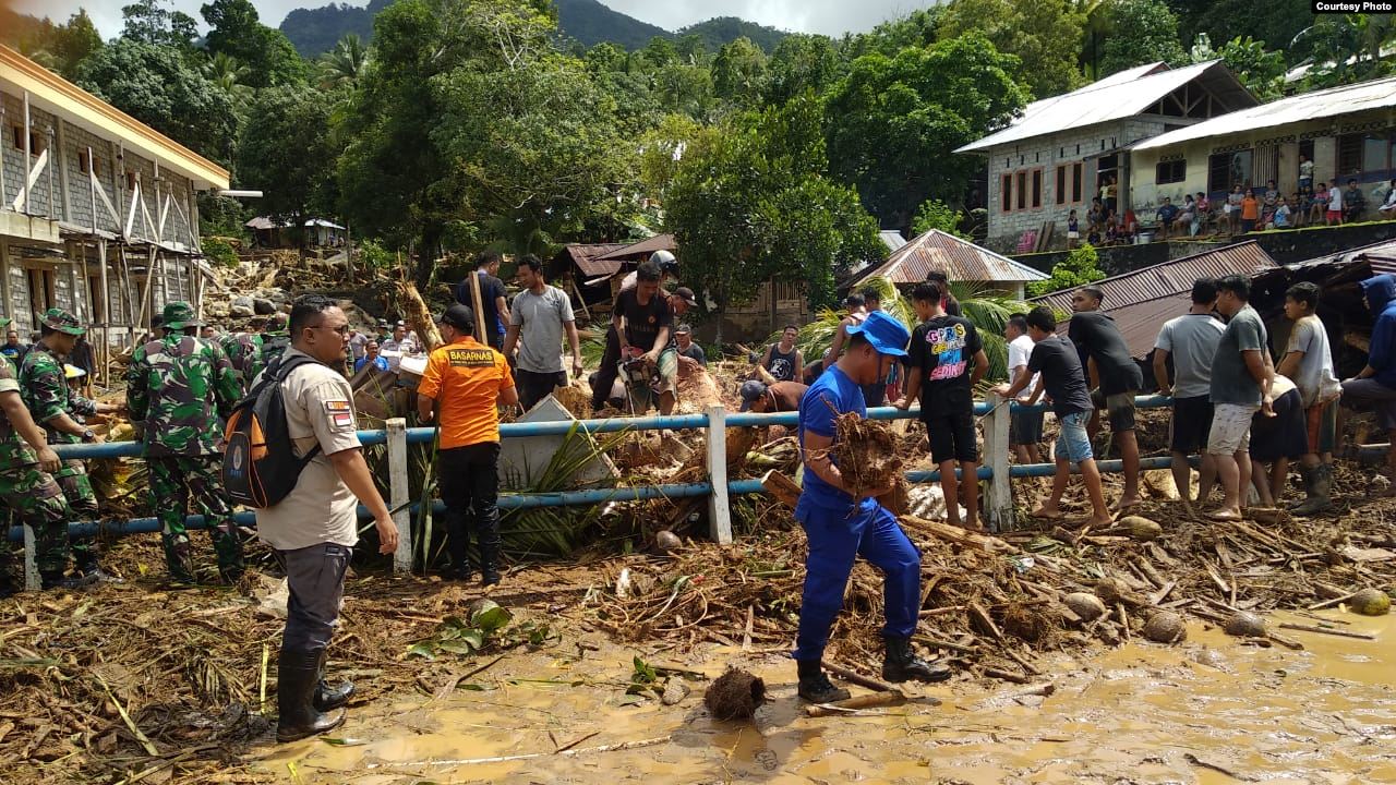 Banjir bandang dan tanah longsor melanda Kampung Lebo Kabupaten Kepulauan Sangihe Sulawesi Utara Jumat 3 1