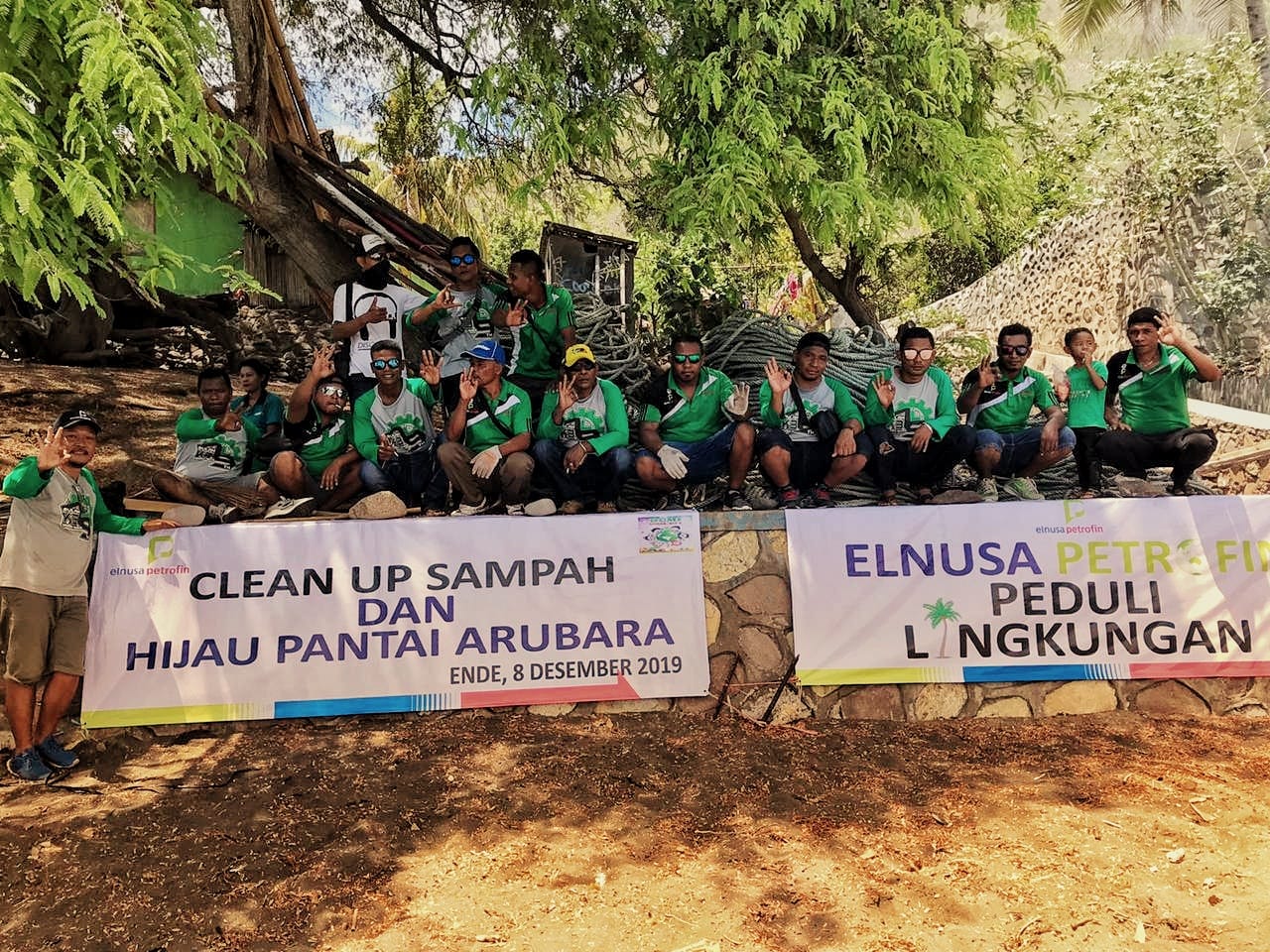 CSR Foto Kegiatan Elnusa Petrofin Cleanup dan Penghijau Pantai Ende