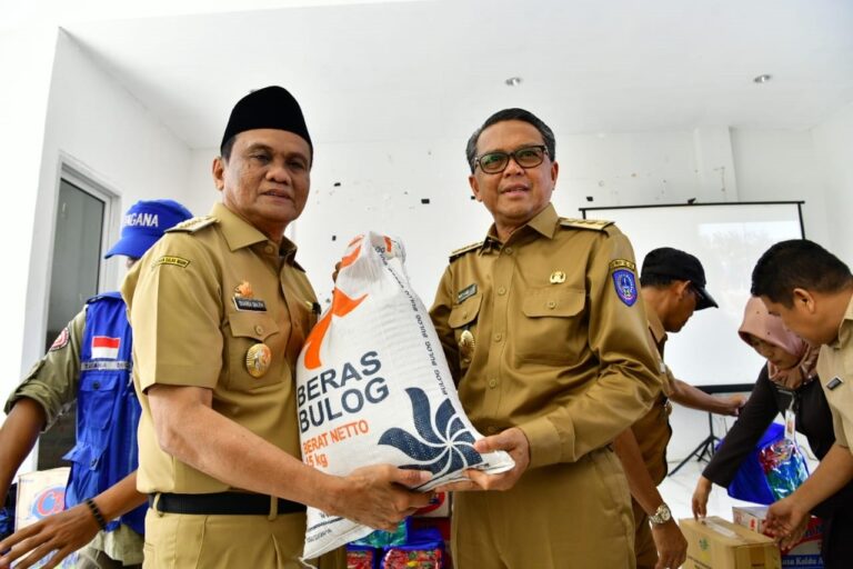Gubernur Serahkan Bantuan Korban Bencana Alam di Barru 4 Gubernur Serahkan Bantuan Korban Bencana Alam di Barru