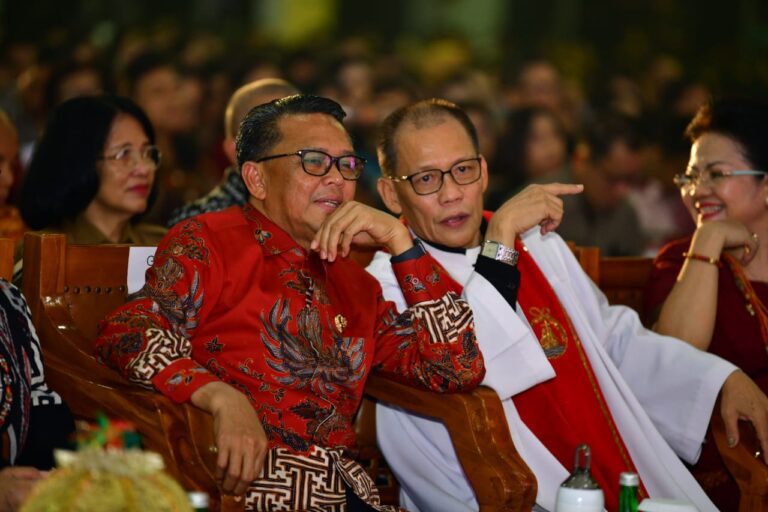 Hadiri Natal Oikumene, Gubernur: Momentum Mempererat Tali Persaudaraan Antar Umat Beragama 5 Hadiri Natal Oikumene Gubernur Momentum Mempererat Tali Persaudaraan Antar Umat Beragama 2