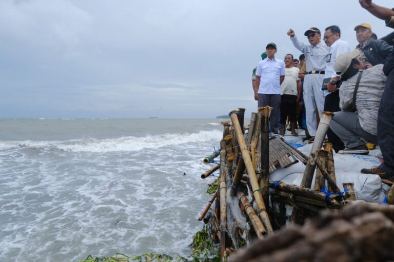 Ini Janji Gubernur Bagi Warga Takalar yang Terdampak Abrasi 1