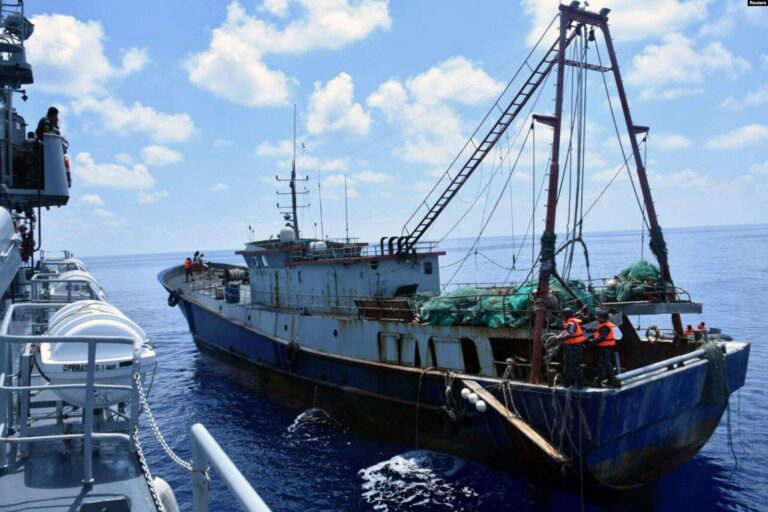 Pemerintah Dinilai Kurang Tegas Selesaikan Sengketa Natuna 3 KRI Imam Bonjol kiri memeriksa kapal nelayan berbendera China Han Tan Chou kanan di perairan dekat Kepulauan Natuna
