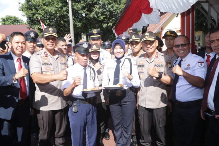 Usai Upacara, Kapolda Sulsel Serahkan Potongan Tumpeng ke Anggota Satpam 7 Kapolda Sulsel
