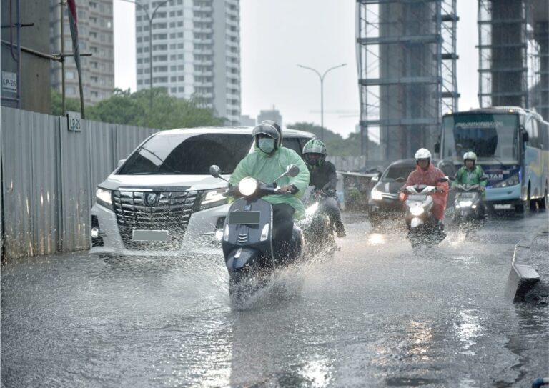 Ketahui Dampak Kendaraan, jika Menerjang Genangan Air di Musim Hujan 7 Ketahui Dampak Kendaraan jika Menerjang Genangan Air di Musim Hujan