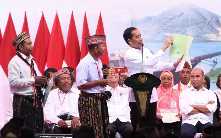 Akhiri Kunjungan di Labuan Bajo, Presiden Jokowi Serahkan 2.500 Sertifikat Hak Atas Tanah untuk Rakyat 8 Labuan Bajo