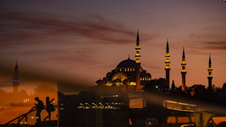 Masjid Suleymaniye terlihat saat matahari terbenam di distrik Eminonu