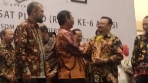 Menkopolhukam Serahkan APTISI Award ke Kepala LLDIKTI IX Prof Jasruddin
