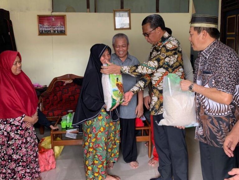 Nurdin Abdullah Kunjungi Warga Sulsel Terdampak Banjir di Jakarta 4 Nurdin Abdullah Kunjungi Warga Sulsel Terdampak Banjir di Jakarta 2
