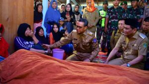Nurdin Abdullah Melayat ke Rumah Duka Korban Banjir di Takkalasi