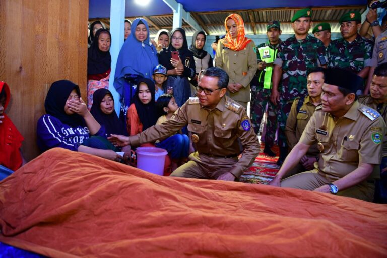 Nurdin Abdullah Melayat ke Rumah Duka Korban Banjir di Takkalasi 3 Nurdin Abdullah Melayat ke Rumah Duka Korban Banjir di Takkalasi 2