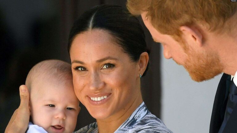 Istana Buckingham: Pangeran Harry, Meghan akan Lepas Gelar "Yang Mulia" 2 Pangeran Harry dan istrinya Meghan bersama putranya Archie saat bertemu dengan Uskup Desmond Tutu di Cape Town Afrika Selatan