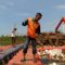 Para petugas membersihkan sungai yang tercemar oleh sampah plastik dan styrofoam