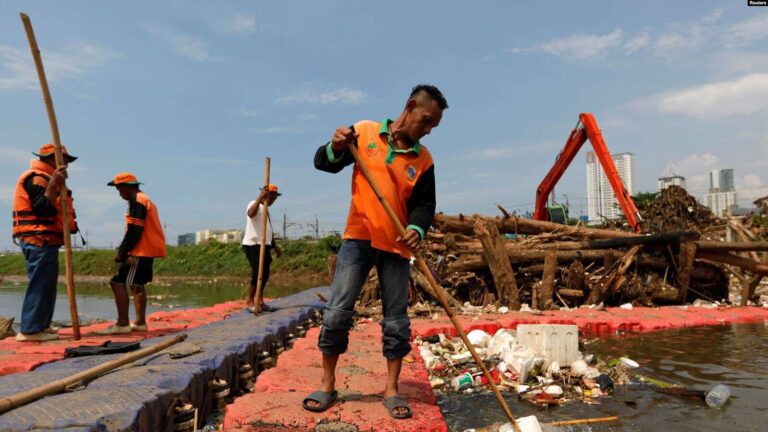 Normalisasi Sungai Bukan Solusi Banjir 3 Para petugas membersihkan sungai yang tercemar oleh sampah plastik dan styrofoam